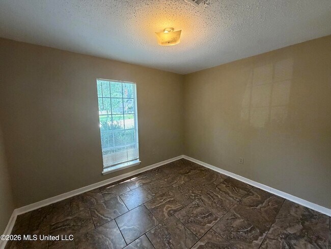 Building Photo - 1695 Ravenwood Ln