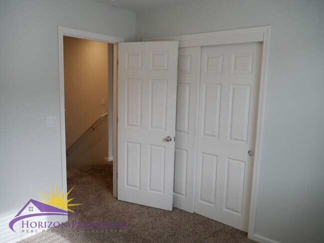 Building Photo - Modern Two-Story 4 Bed 2.5 Bath 1,807 sqft...