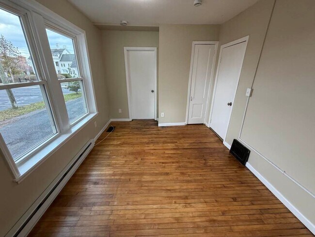 Building Photo - Gorgeous 1-bedroom, First floor! Apartment in quiet Pittsfield Street