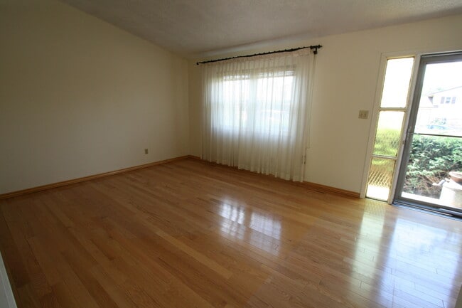 Building Photo - Exceptional 3 bedroom tri-level home close to UCCS!