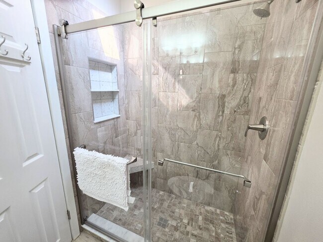 Building Photo - Waterfront condo with community pool!