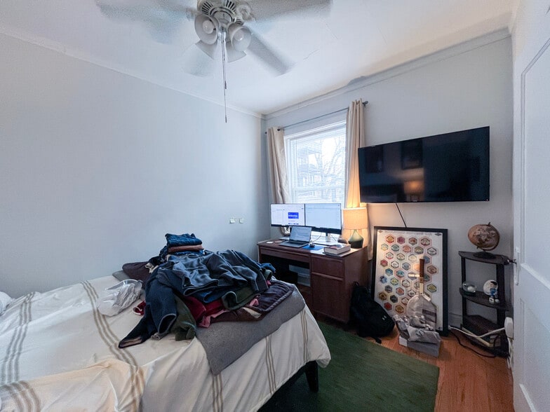 Building Photo - 654 W Oakdale Ave