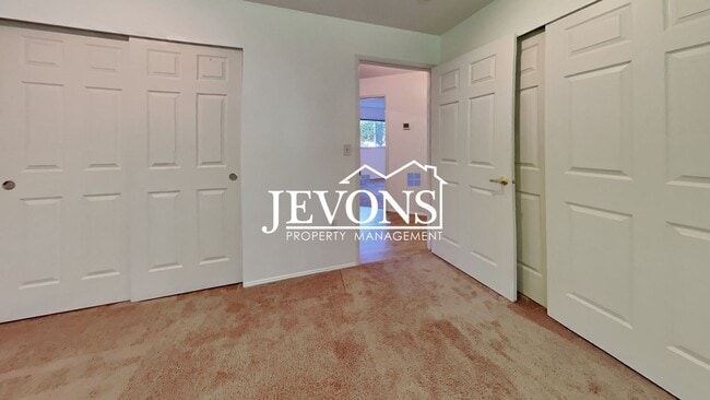 Building Photo - Condo with Swimming Pool and Private Enclosed 1-Car Garage in Klahanie Neighborhood