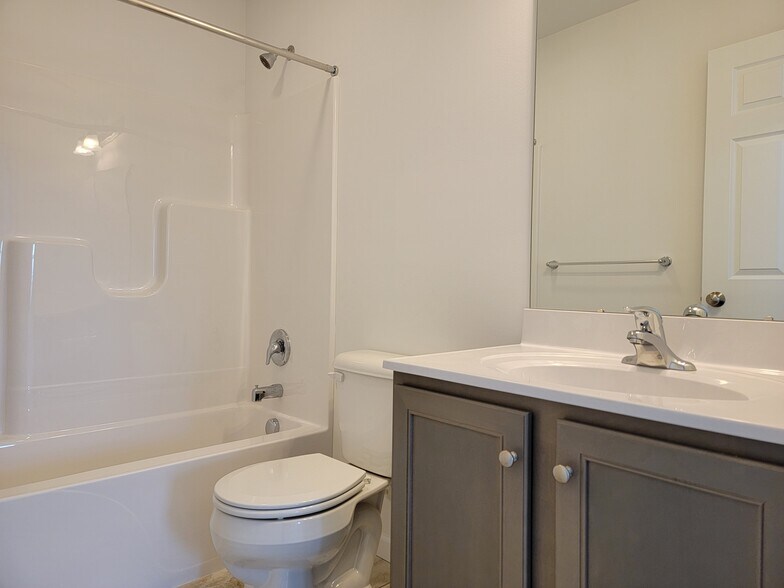 Building Photo - 169 Robert Cir