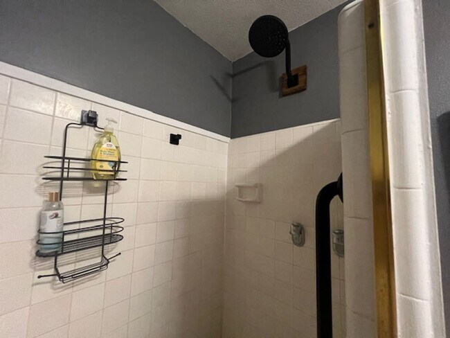 Building Photo - Fully Furnished One Bedroom Overlooking Pool on Ena Road in Waikiki