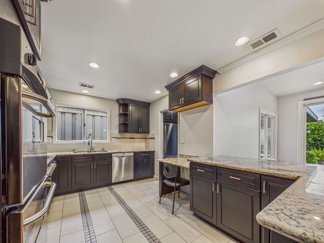 Building Photo - Immaculate Menlo Park house for rent now! $9,100