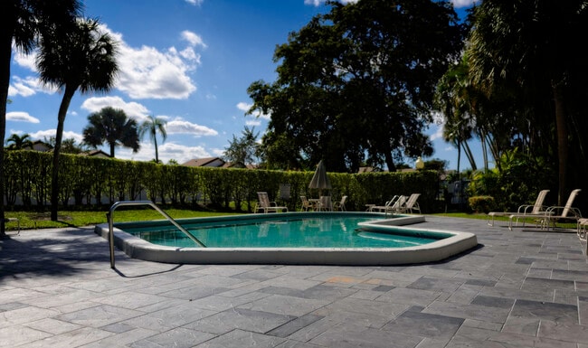 Building Photo - 6595 Parkview Dr