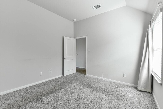 Building Photo - 6306 Golden Gate Dr