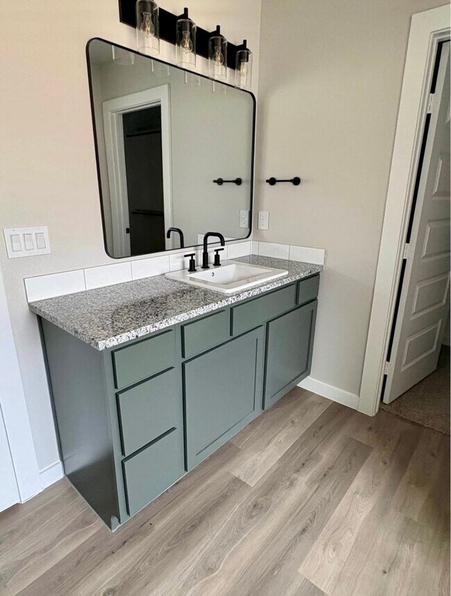 Building Photo - Falling for this special! $200 off first m...