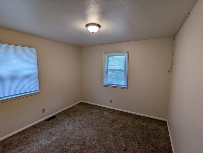 Building Photo - 1505 Holly Hill Dr