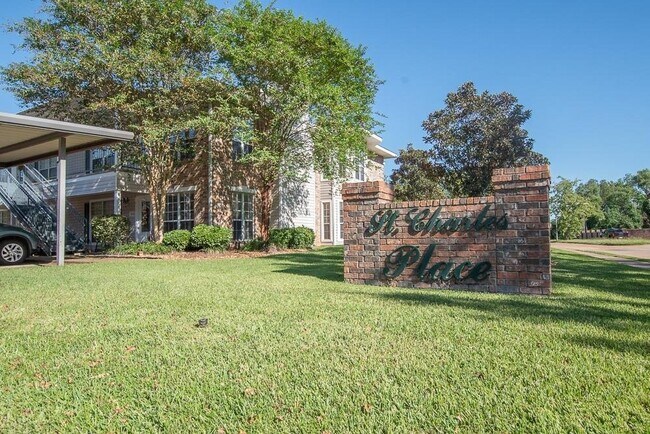Primary Photo - 533 Versailles Blvd