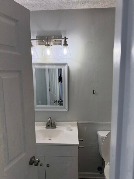 Building Photo - 910 Brett Dr