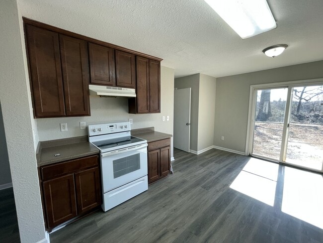 Building Photo - 228 Whitestone Dr NE