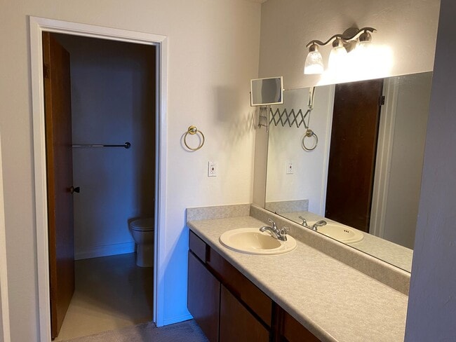 Building Photo - 965 Shorepoint Ct
