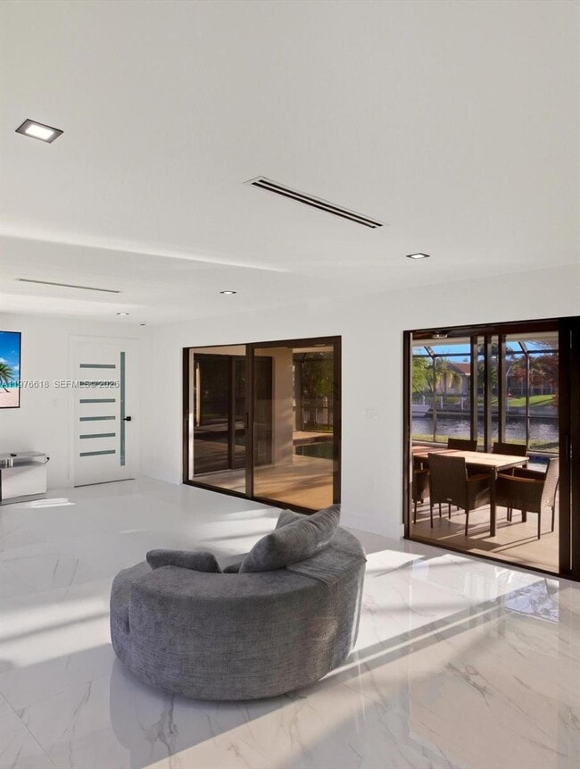 Building Photo - 103 Tropicana Dr