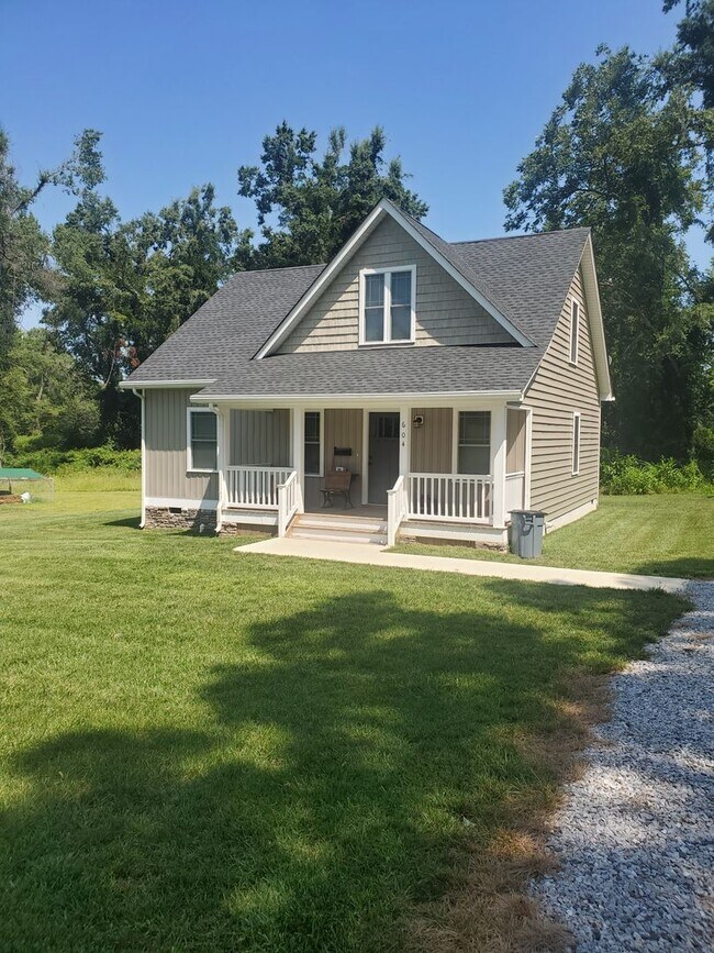 Building Photo - Convenient to Fort Pickett and Downtown Blackstone