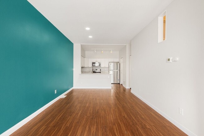 Building Photo - 2 Bedroom 2 Bath Townhouse 2 Car Garage S ...
