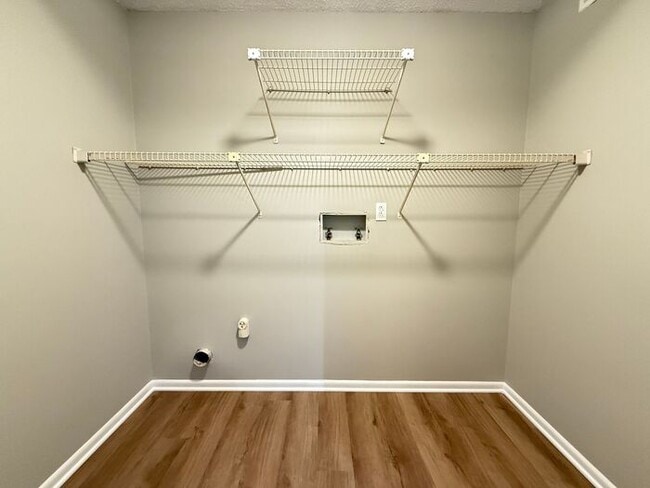 Building Photo - Bellevue! 2 Bedroom / 2 Bath House w/ Loft...