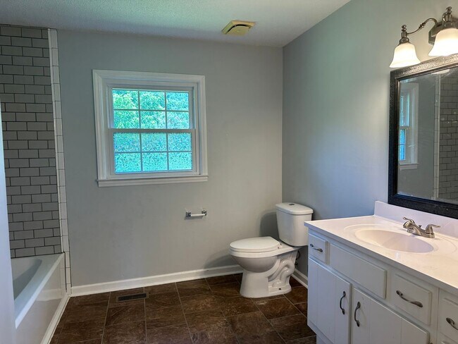 Building Photo - 3 bedroom 1.5 bath on Large Lot
