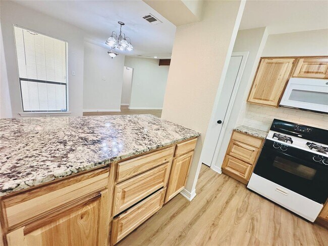 Building Photo - 1605 Somerset Dr