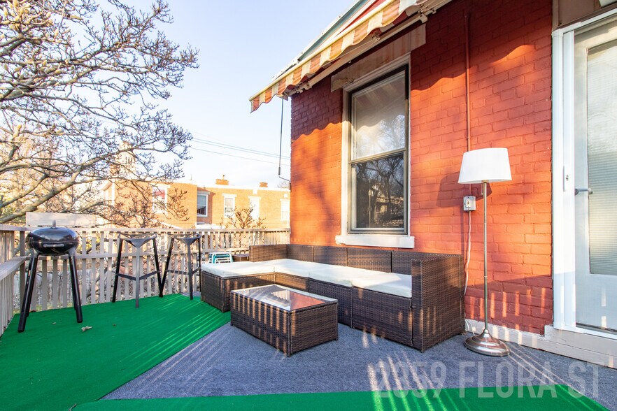 deck - 2359 Flora St