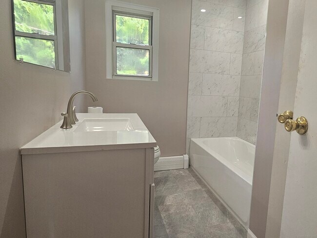 Building Photo - 482 Oak Ave