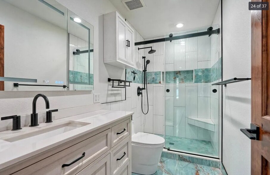 Bedroom 1 full bath with shower bench - 14787 Caminito Orense Oeste