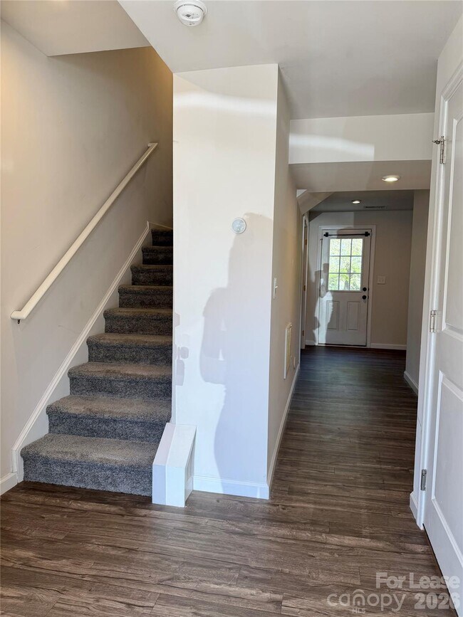 Building Photo - 828 Renee Ave