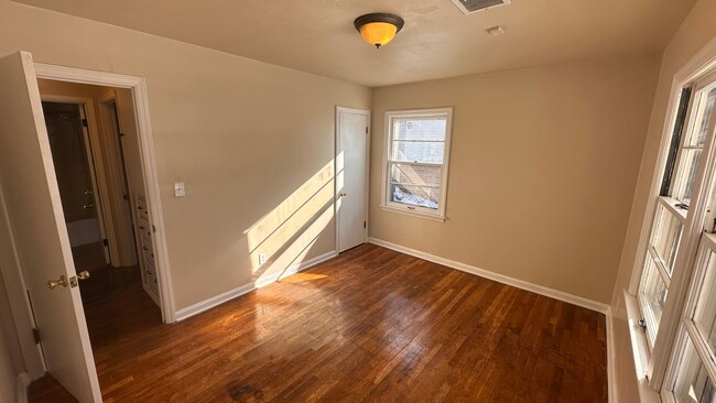 Building Photo - $1350 - 3 bedroom / 2 bathroom - Single Fa...