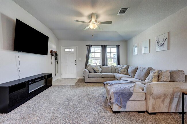 Building Photo - 206 Creek Hollow Dr
