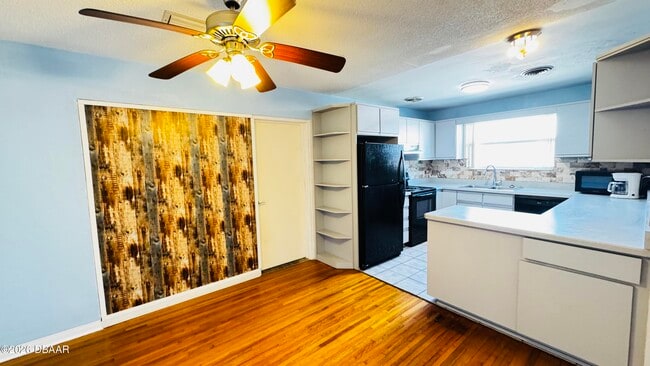 Building Photo - 921 N Wild Olive Ave