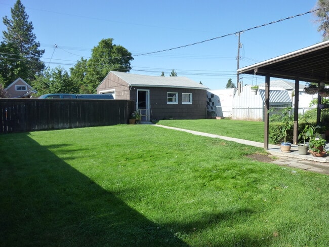 Building Photo - 1211 W Dalke Ave