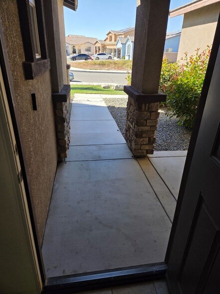 Building Photo - 14245 Tierra Del Sur St