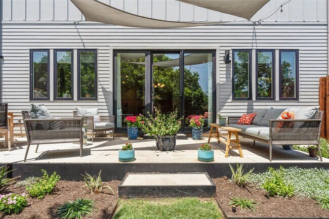 Building Photo - 1217 1/2 W 39th St