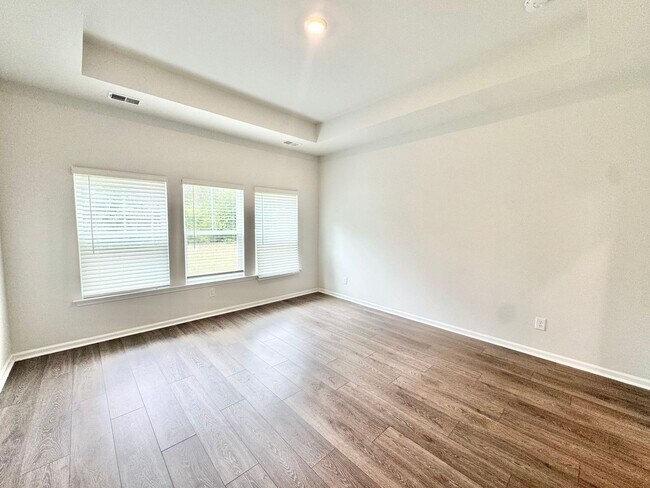 Building Photo - 5 Bedroom, 3.5 Bath Home!