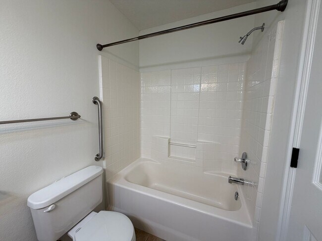 Building Photo - SPACIOUS HOME FOR RENT!