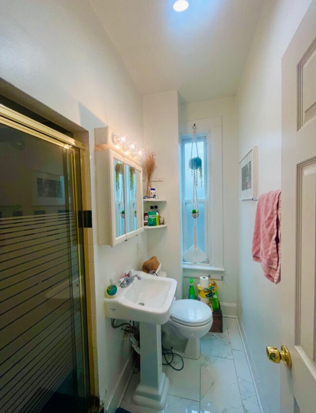 Building Photo - Top Floor Wicker Park 1bd/1bth W/ Private Deck Avail 7/1