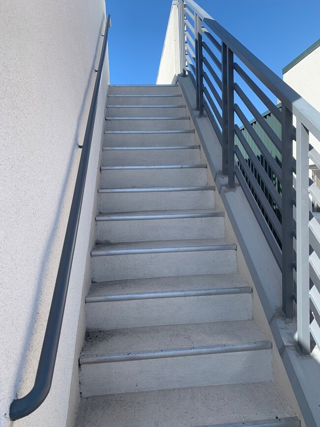 Building Photo - Modern 3 Bed/ 4 Bath, Detached, Private Dr...