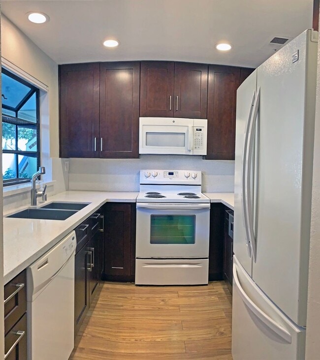 Building Photo - Beautifully Updated 2 Bedroom, 2 Bathroom ...