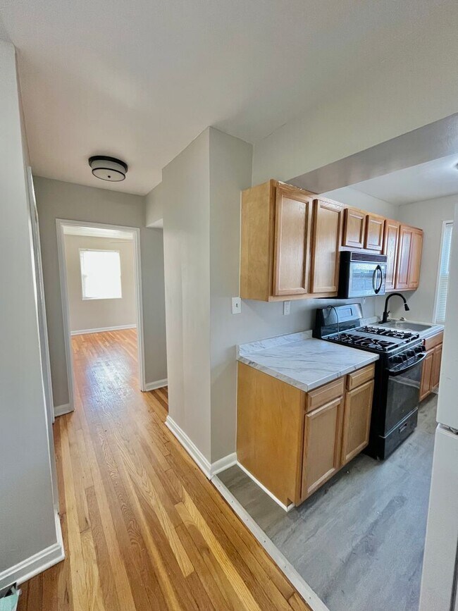 Building Photo - 810 Longfellow St NW