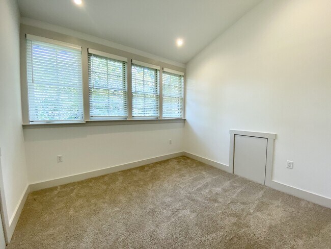 Building Photo - One Bedoom w/ Office Space, In the Heart of Old Town Bluffton!