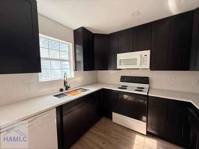 Building Photo - 1100 Pineland Ave