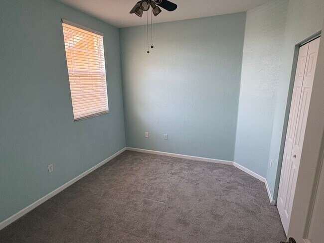 Building Photo - 3/2/1 Townhome in River Glen!
