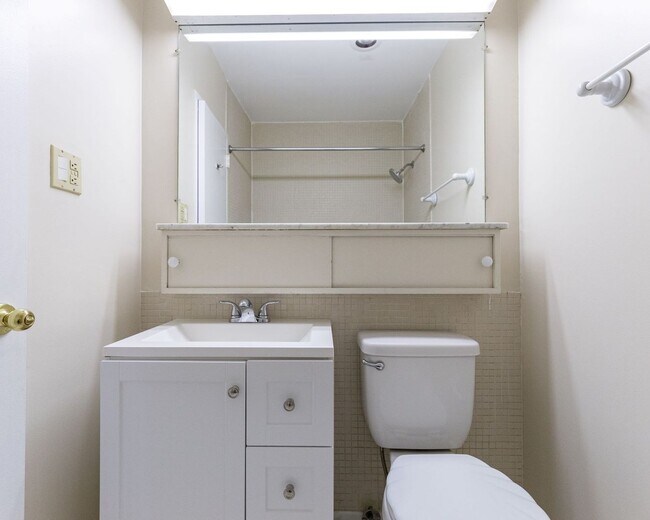 Building Photo - Large SW DC Townhome with Parking