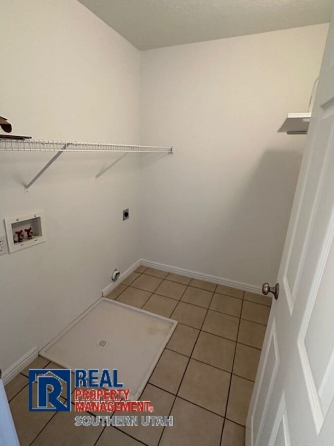 Building Photo - Hidden Valley Townhome