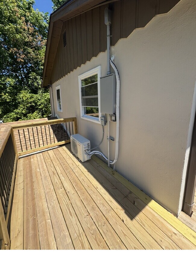 Building Photo - Newly Renovated Duplex In Forsyth!