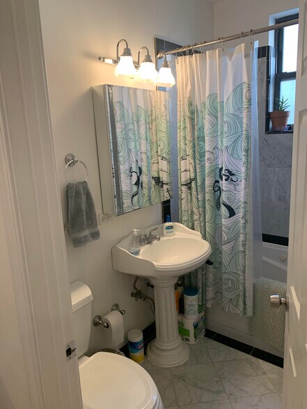 Building Photo - 1116 N Hermitage Ave