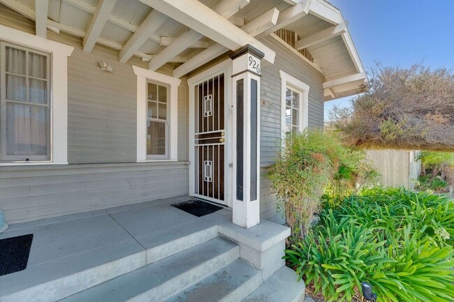Building Photo - 926 Newport Ave