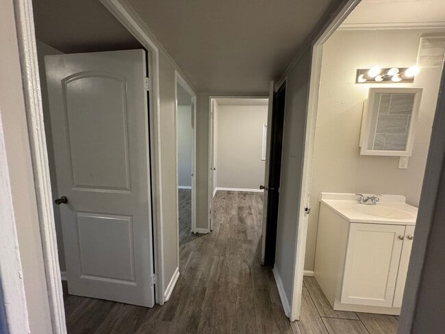 Building Photo - Modern 3Bedroom 1 Bath One-Level Home