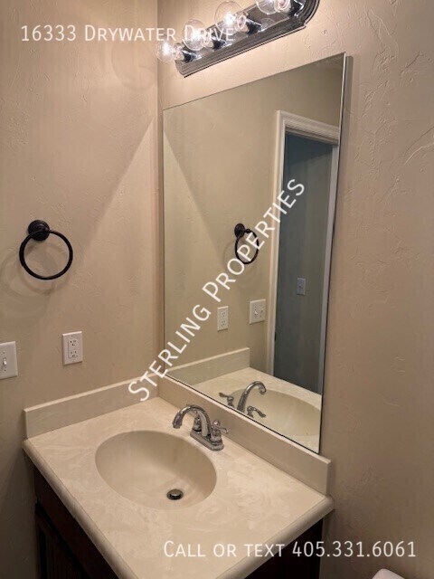 Building Photo - 16333 Drywater Dr